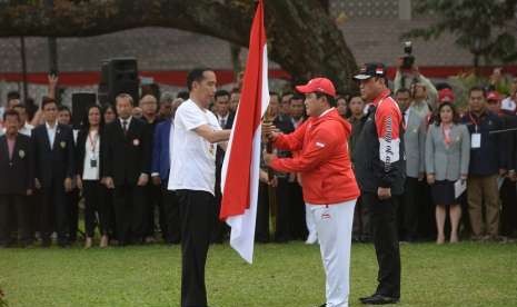 Presiden Joko Widodo bersama Ketua Pelaksana Asian Games Erick Thohir saat melepas kontingen tim Indonesia yang akan berlaga di Asian Games 2018