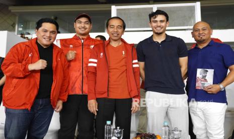 Presiden Joko Widodo bersama Ketua Umum PSSI Erick Thohir, Menpora Dito Ariotedjo, dan Nathan Tjoe-A-On?