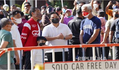 Presiden Joko Widodo bersama Menteri BUMN Erick Thohir, Gubernur Jateng Ganjar Pranowo, dan Walikota Solo Gibran Rakbuming Raka menghadiri car free day di Kota Solo, Ahad (7/8/2022). 