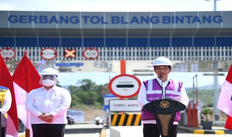 Presiden Joko Widodo bersama Menteri BUMN Erick Thohir saat meresmikan jalan tol ruas Sigli-Banda Aceh seksi 4 yang menghubungkan Indrapuri-Blang Bintang, Selasa (25/8).