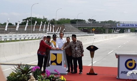 Presiden Joko Widodo bersama Menteri BUMN Rini Soemarno meresmikan operasional jalan tol Solo-Ngawi segmen Sragen-Ngawi di Rest Area KM 538 di Kecamatan Ngrampal Kabupaten Sragen, Rabu (28/11).