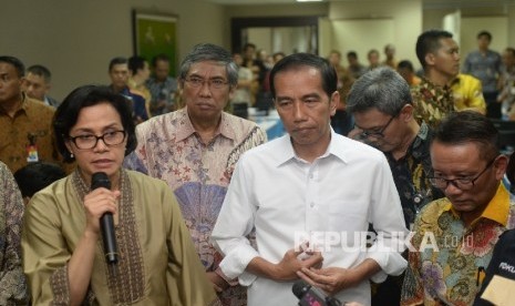 Presiden Joko Widodo bersama Menteri Keuangan Sri Mulyani memantau pelayanan penerimaan laporan daftar kekayaan wajib pajak di Dirjen Pajak Pusat, Jakarta, beberapa waktu lalu. 