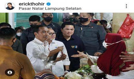 Presiden Joko Widodo bersama Menteri Perdagangan Zulkifli Hasan dan Menteri BUMN Erick Thohir sedang berbincang dengan salah seorang pedagang di Pasar Natar, Lampung Selatan, Provinsi Lampung, Jumat (6/5/2023).