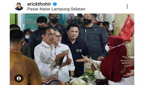 Presiden Joko Widodo bersama Menteri Perdagangan Zulkifli Hasan dan Menteri BUMN Erick Thohir sedang berbincang dengan salah seorang pedagang di Pasar Natar, Lampung Selatan, Provinsi Lampung, Jumat (6/5/2023).