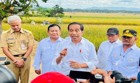 Presiden Joko Widodo, bersama Menteri Pertahanan Prabowo Subianto, Gubernur Jawa Tengah Ganjar Pranowo, dan Bupati Kebumen Arif Sugiyanto, saat panen raya nusantara di Kabupaten Kebumen, Jawa Tengah, Kamis (9/3/2023).