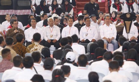 Presiden Joko Widodo bersama Menteri Pertanian Amran Sulaiman dalam Silaturahmi Nasional dengan THL-TBPP se Indonesia dengan tema 