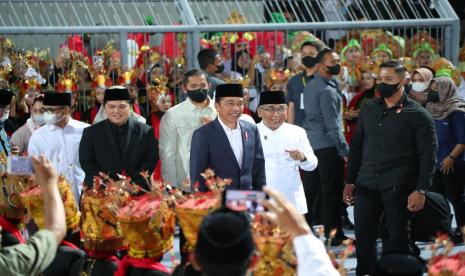 Presiden Joko Widodo bersama Menteri BUMN Erick Thohir menghadiri acara Shalawatan dan Festival Tradisi Islam Nusantara di Banyuwangi. 