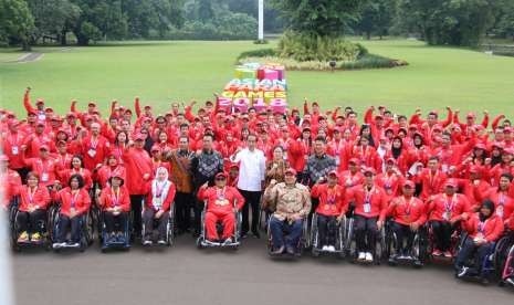 Presiden Joko Widodo bersama para atlet Asian Para Games 2018 di Istana Negara.