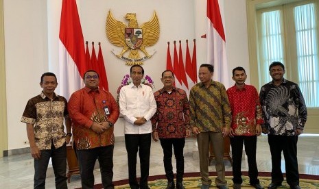 Presiden Joko Widodo bersama pemimpin organisasi serikat buruh, Jumat (26/4).