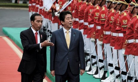 Presiden Joko Widodo bersama PM Jepang Shinzo Abe di Istana Bogor, Ahad (15/1).