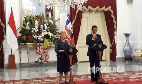 Presiden Joko Widodo bersama Presiden Cile Veronica Michelle Bachelet melakukan pernyataan bersama terkait kerjasama kedua negara di Istana Merdeka, Jumat (12/5). 