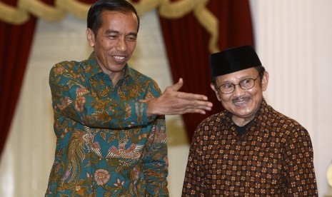 Presiden Joko Widodo bersama Presiden RI ke-3 BJ Habibie.