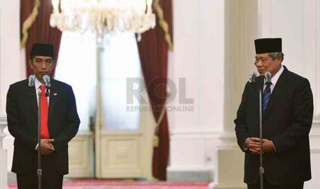 Presiden Joko Widodo bersama Presiden RI Ke-6 Susilo Bambang Yudhoyono saat berada Istana Merdeka, Jakarta, Senin (20/10). Presiden Joko Widodo resmi dilantik menggantikan SBY.