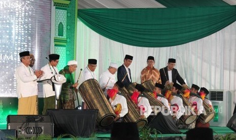 Presiden Joko Widodo bersama Rais Am, Mustasyar, dan Ketum PBNU, serta Gubernur NTB menabuh Gendang Beleq menandari dibukanya Munas Alim Ulama dan Konbes NU