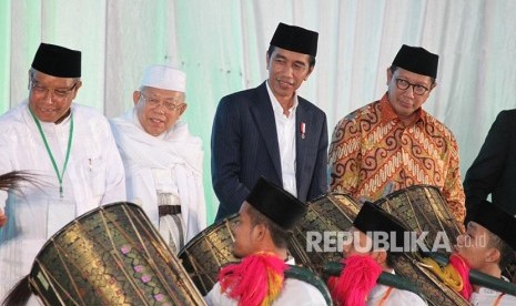 Presiden Joko Widodo bersama Rais Am, Mustasyar, dan Ketum PBNU, serta Gubernur NTB menabuh Gendang Beleq menandari dibukanya Munas Alim Ulama dan Konbes NU 