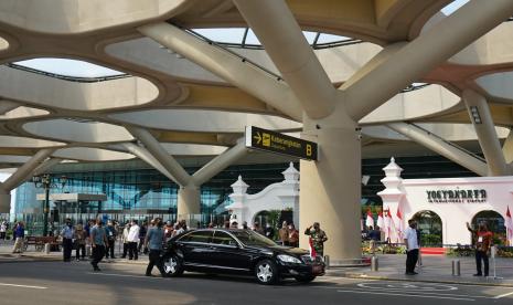 Presiden Joko Widodo bersama rombongan meninggalkan Yogyakarta International Airport (YIA) usai meresmikan YIA di Kulonprogo, DI Yogyakarta, Jumat (28/8/2020). Proyek pembangunan YIA yang berdiri di atas tanah seluas 600 hektare dan memiliki hanggar seluas 371.125 meter persegi serta memiliki landasan pacu sepanjang 3.250 meter itu telah 100 persen selesai.