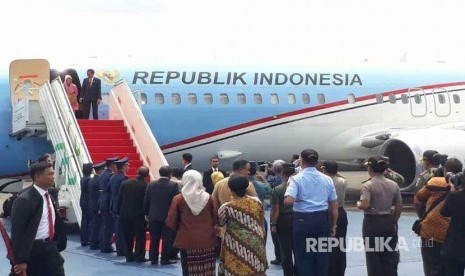 Presiden Joko Widodo bersama sejumlah menteri berangkat menuju Istanbul, Turki untuk mengikuti pertemuan OKI melalui bandara Halim Perdanakusuma, Selasa (12/12). 