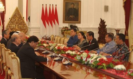 Presiden Joko Widodo bersama Wakil Presiden Jusuf Kalla, didampingi Menko PMK Puan Maharano, Menpora Imam Nahrawi, dan Ketua Inasgoc Erick Thohir, menggelar pertemuan dengan Delegasi Dewan Olimpiade Asia (OCA) di Istana Merdeka, Senin (16/10).