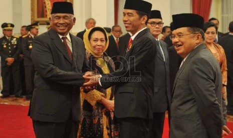 Presiden Joko Widodo bersama Wakil Presiden Jusuf Kalla memberikan ucapan selamat kepada pimpinan KPK sementara Taufiqurrahman Ruki seusai acara pelantikan di Istana Negara, Jakarta, Jumat (20/2). 