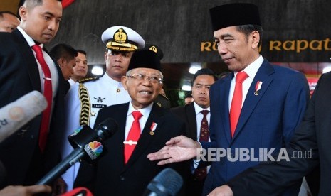 Presiden Joko Widodo bersama Wakil Presiden Ma'ruf Amin memberikan keterangan kepada wartawan usai upacara pelantikan presiden dan wakil presiden periode 2019-2024 di Gedung Nusantara, kompleks Parlemen, Senayan, Jakarta, Ahad  (20/10/2019).