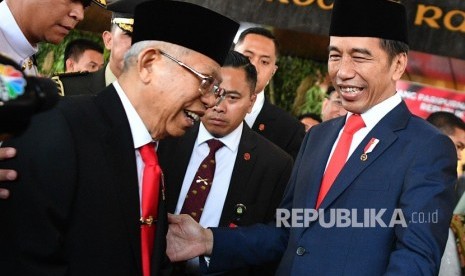 Presiden Joko Widodo bersama Wakil Presiden Ma'ruf Amin memberikan keterangan kepada wartawan usai upacara pelantikan presiden dan wakil presiden periode 2019-2024 di Gedung Nusantara, kompleks Parlemen, Senayan, Jakarta, Ahad (20/10/2019). 