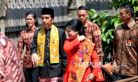 Presiden Joko Widodo bersama Ibu Iriana Joko Widodo saat menghadiri Lebaran Betawi di Kampung Budaya Betawi Setu Babakan, Jakarta, Ahad (30/7).