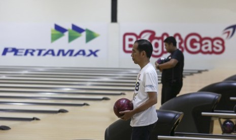 Presiden Joko Widodo bersiap melempar bola saat mencoba lintasan arena Jakabaring Boling Center untuk Asian Games ke-18 di Jakabaring Sport City (JSC), Palembang, Sumateran Selatan, Sabtu (14/7). 