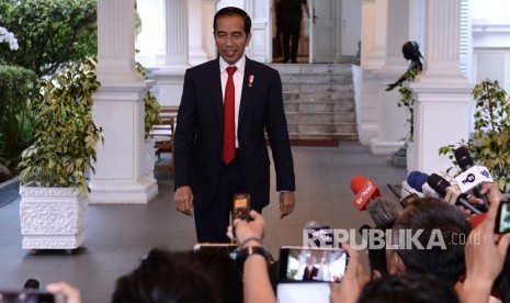 Presiden Joko Widodo bersiap memberikan keterangan terkait kerusuhan di Manokwari dan Sorong di Kompleks Istana Kepresidenan Jakarta, Senin (19/8/2019).