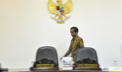 Presiden Joko Widodo bersiap memimpin jalannya rapat terbatas kabinet di Kantor Presiden, Jakarta, Rabu (20/5).