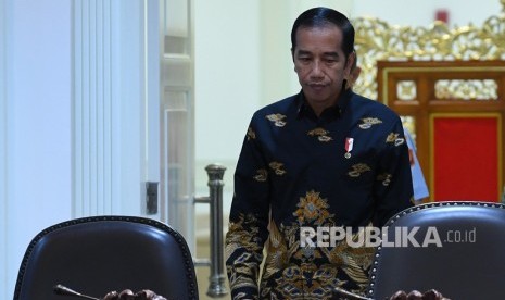 Presiden Joko Widodo bersiap memimpin rapat terbatas di Kantor Presiden, Jakarta, Rabu (7/11/2018). 