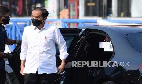 Presiden Joko Widodo bersiap meninjau vaksinasi Covid-19 massal pelaku transportasi di Terminal Kampung Rambutan, Jakarta, Kamis (10/6/2021). Vaksinasi massal itu digelar karena pelaku transportasi publik melakukan mobilitas dan interaksi dengan masyarakat yang tinggi sehingga berisiko terpapar Covid-19.