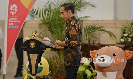 Presiden Joko Widodo bersiap menyampaikan paparan pendahuluan terkait promosi Asian Games 2018 di Istana Negara, Jakarta, Selasa (5/6). 