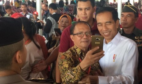 Presiden Joko Widodo berswafoto bersama warga usai menyerahkan 40.172 sertifikat tanah ke warga Kota Tangsel di Lapangan Terbang Pondok Cabe, Jumat (25/1).