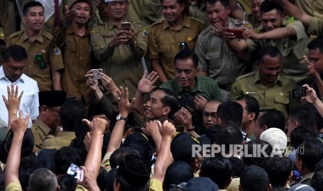 Presiden Joko Widodo berswafoto ketika bertemu ribuan perangkat desa yang tergabung dalam Persatuan Perangkat Desa Indonesia di Istora Senayan, Jakarta, Senin (14/1/2019). 