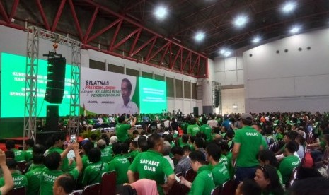 Presiden Joko Widodo bertemu dengan ribuan pengemudi transportasi online Gojek, Grab, dan Bluebird dalam Silaturahmi Nasional Pengemudi Online bersama Presiden Jokowi di Jakarta International Expo, Kemayoran, Jakarta Pusat, Sabtu (12/1). 