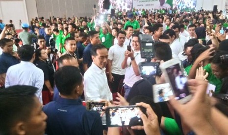 Presiden Joko Widodo bertemu dengan ribuan pengemudi transportasi online Gojek, Grab, dan Bluebird dalam Silaturahmi Nasional Pengemudi Online bersama Presiden Jokowi di Jakarta International Expo, Kemayoran, Jakarta Pusat, Sabtu (12/1). 