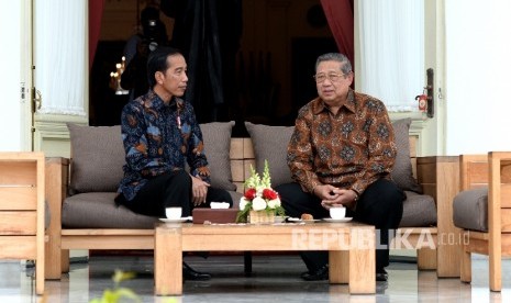 Presiden Joko Widodo bertemu Presiden RI keenam Susilo Bambang Yudhoyono di Beranda Istana Merdeka, Jakarta, Kamis (9/1).