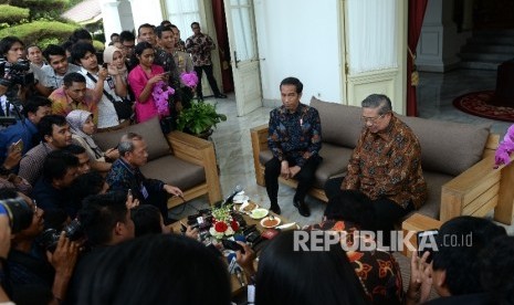 Presiden Joko Widodo bertemu Presiden RI keenam Susilo Bambang Yudhoyono di Beranda Istana Merdeka, Jakarta, Kamis (9/1).