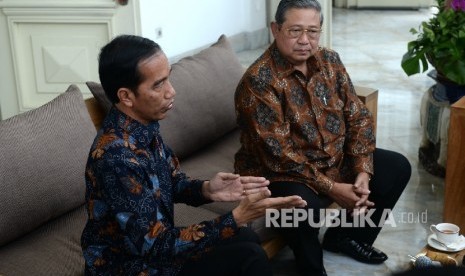 Presiden Joko Widodo bertemu Presiden RI keenam Susilo Bambang Yudhoyono di Beranda Istana Merdeka, Jakarta, Kamis (9/1).