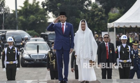 Presiden Joko Widodo beserta Ibu Negara Iriana Joko Widodo memberi hormat saat tiba di Taman Makam Pahlawan Nasional Utama (TMP) Kalibata, Jakarta, Ahad (2/6/2019). 