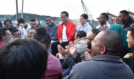 President Joko Widodo and First Lady Iriana held a casual conversation with dozens of Indonesian students studying in Wellington, New Zealand, Monday (March 19).