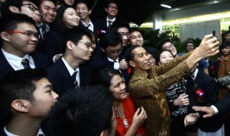 Presiden Joko Widodo dan Ibu Negara Iriana foto selfie.