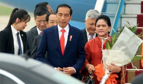 Presiden Joko Widodo dan Ibu Negara Iriana Joko Widodo tiba di Bandara Intersional Noi Bai di Hanoi, Vietnam, Selasa (11/9).