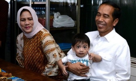 Presiden Joko Widodo dan Ibu Negara Iriana Jokowi bersama cucu, Jan Ethes.