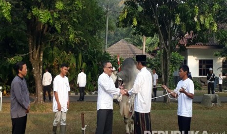 Presiden Joko Widodo dan Ibu Negara Iriana Jokowi melaksanakan salat Idul Fitri dan menyerahkan hewan qurban di Lapangan Astrid Kebun Raya Bogor, Ahad (11/8). 