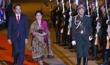 Presiden Joko Widodo dan Ibu Negara Iriana Widodo saat tiba di Vientiane, Laos untuk menghadiri KTT ASEAN ke-28 dan 29, Senin, 5 September 2016.