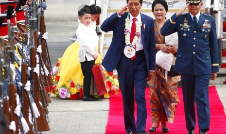 Presiden Joko Widodo dan Ibu Negara Iriana Widodo saat tiba di Clark International Airport di Clark, Filipina, Ahad (12/11). Jokowi menghadiri Konferensi Tingkat Tinggi ASEAN di Manila.