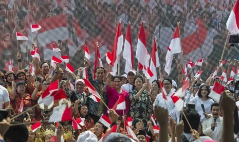 Presiden Joko Widodo dan Ibu Negara Ny. Iriana Joko Widodo (tengah) serta Ibu Mufidah Jusuf Kalla, Menko Pembangunan Manusia dan Kebudayaan Puan Maharani dan Menteri PPPA Yohana Yembise berfoto bersama dengan anak-anak pada acara puncak Peringatan Hari Ana