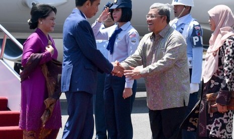 Presiden Joko Widodo dan Ibu Negara tiba di Bandung, Jawa Barat, yang disambut oleh Gubernur Jawa Barat Ahmad Heryawan.