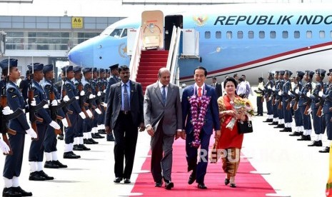 Presiden Joko Widodo dan Iriana beserta rombongan telah tiba di Bandara Internasional Colombo,Sri Langka, Rabu (24/1) waktu setempat.